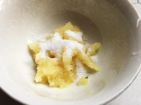 加入一克盐再蒜蓉中，并搅拌均匀至盐融化。