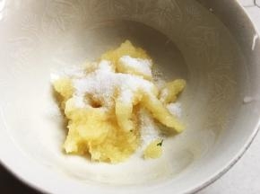 加入一克盐再蒜蓉中，并搅拌均匀至盐融化。