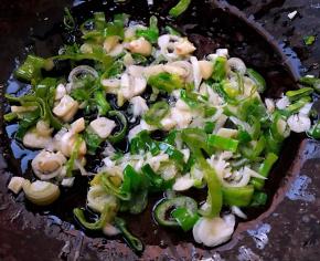 锅中倒入滴油放入葱、蒜粒爆香