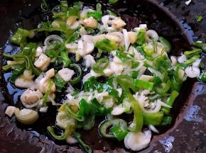 锅中倒入滴油放入葱、蒜粒爆香
