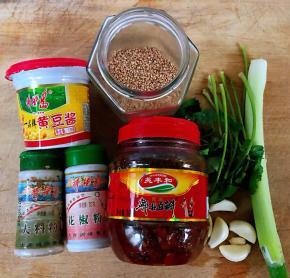 准备酱料原材料郫县豆瓣酱、黄豆酱、花椒粉、大料粉、芝麻、葱、蒜、香菜
