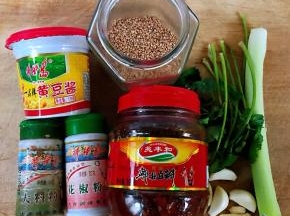 准备酱料原材料郫县豆瓣酱、黄豆酱、花椒粉、大料粉、芝麻、葱、蒜、香菜
