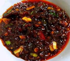 炒好的酱料满屋飘香