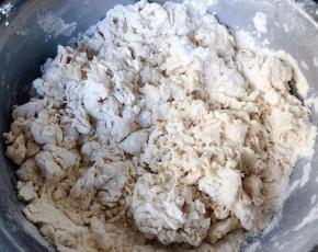 面粉用开水烫三分之二搅拌成絮状