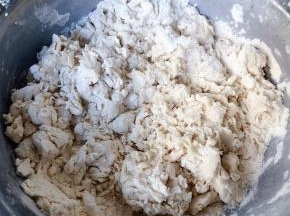 面粉用开水烫三分之二搅拌成絮状