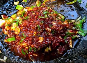 放入郫县豆瓣酱、黄豆酱、糖、一品鲜酱油、蚝油炒匀入味