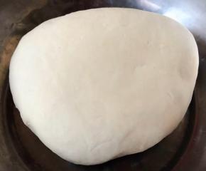 待面粉凉的不烫手时揉成面团醒制二十分钟成光滑面团