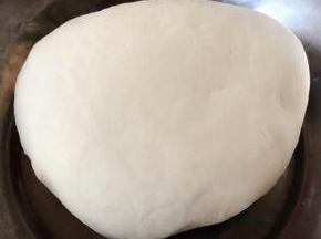 待面粉凉的不烫手时揉成面团醒制二十分钟成光滑面团