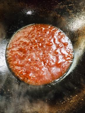 锅里留少许底油，放入调好的料汁儿，小火慢慢熬至浓稠！