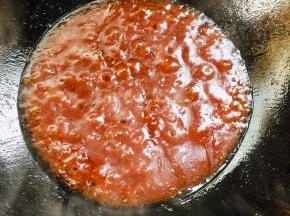 锅里留少许底油，放入调好的料汁儿，小火慢慢熬至浓稠！