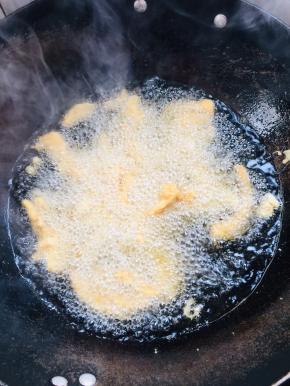 油温升高开始冒烟了，放入腌制好的鸡柳大火炸！记得要一个一个的放入，以防粘在一起！