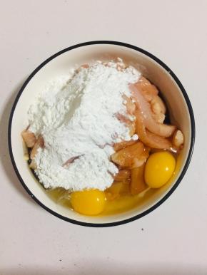 鸡胸肉洗净切成条，加入两个鸡蛋，一勺盐，一勺生抽，一勺料酒和适量的淀粉！