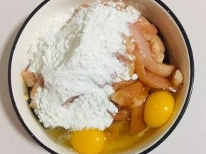 鸡胸肉洗净切成条，加入两个鸡蛋，一勺盐，一勺生抽，一勺料酒和适量的淀粉！