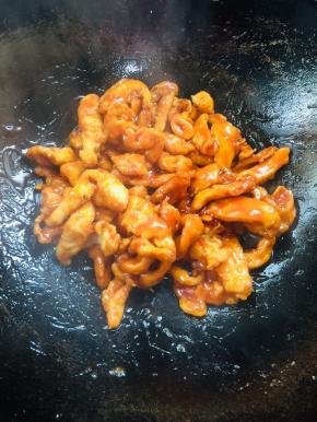 放入炸好的鸡柳翻炒均匀！