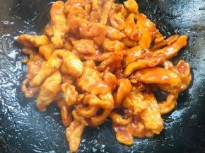 放入炸好的鸡柳翻炒均匀！