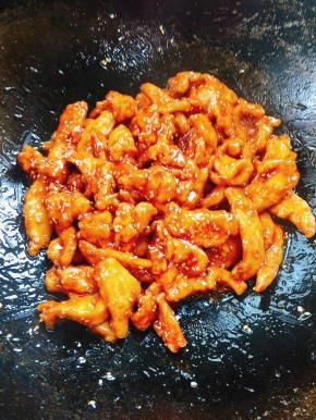 起锅前放入适量的熟白芝麻即可！