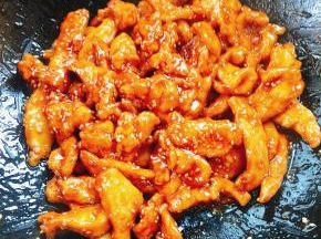 起锅前放入适量的熟白芝麻即可！