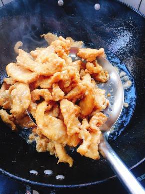 炸至表面金黄色捞出沥干油分备用！