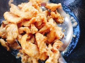 炸至表面金黄色捞出沥干油分备用！