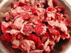 新鲜的牛腩用清水浸泡一小时洗净沥干水分切成块状