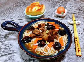 牛腩时蔬面装入容器中搭配鸡蛋和小烧饼就是标配的早餐