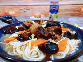 早餐来上一碗热乎乎的牛腩时蔬面就是无比的幸福