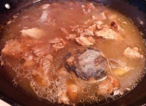 锅中添加适量清水放入牛腩将调料包（花椒、八角、姜、茴香、香叶、豆蔻、白芷、肉蔻）放入调味料料酒、糖、蚝油、一品鲜酱油大火炖20分钟改中小火炖三十分钟炖制牛腩八分熟