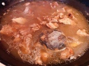 锅中添加适量清水放入牛腩将调料包（花椒、八角、姜、茴香、香叶、豆蔻、白芷、肉蔻）放入调味料料酒、糖、蚝油、一品鲜酱油大火炖20分钟改中小火炖三十分钟炖制牛腩八分熟