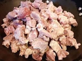 焯好水的牛腩立即放入冷水中过凉多冲洗几遍把浮沫冲净沥干水份备用