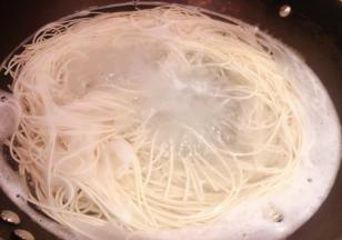 锅中烧开水下入面条大火煮熟后立即放入冷水中过凉后沥干水份