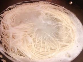 锅中烧开水下入面条大火煮熟后立即放入冷水中过凉后沥干水份