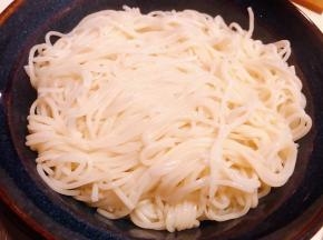 取适量面条装入容器中