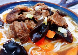 牛腩时蔬面装入容器中搭配鸡蛋和小烧饼就是标配的早餐