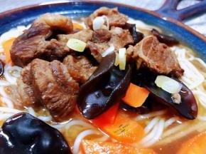 牛腩时蔬面装入容器中搭配鸡蛋和小烧饼就是标配的早餐