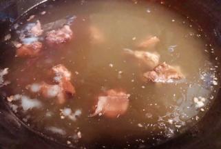 取适量的牛腩肉肉和汤加热