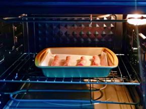 放入预热好的烤箱中层，上下200度烤10分钟。