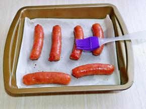 10分钟后取出烤肠，每根肠刷上融化好的黄油。