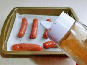 再撒上孜然粉，胡椒粉。