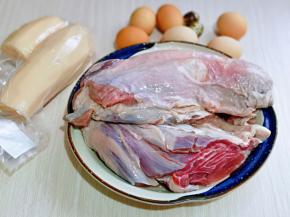 准备食材，买回来的牛腱子，冲洗干净后，提前泡冷水将血水泡出，反复换清水，直到水不浑浊即可。