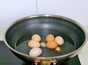 首先我们先把鸡蛋煮熟，洗干净，冷水下锅，大火烧开，转中火6分钟，关火焖2分钟，捞出过冷水。