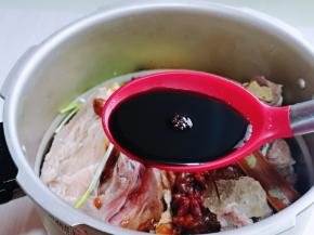 加入生抽，我做的牛腱子比较多，所以加了两勺。