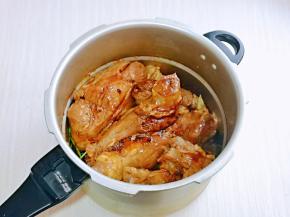 戴上食品手套，按摩牛腱子，使牛腱子完全吸收到酱汁，腌制30分钟。