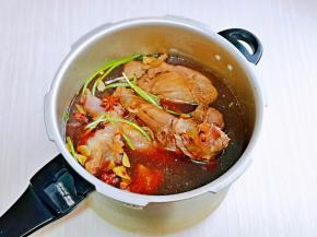 腌制好以后，加入纯净水，水量没过牛腱子为佳。