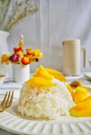 装盘，将芒果肉摆放在盘子的边上，糯米饭浸透了椰浆的香甜，与芒果块一同吃，真的是好吃到撑。唉！减肥大计又得从明天开始了（哭）！