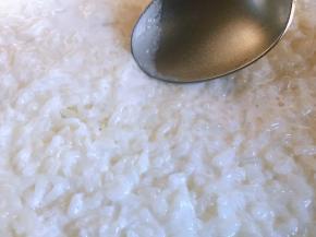 用勺子将椰浆在糯米饭的表面抹平，椰浆会渗透到糯米饭的底部。加盖焖五分钟，让糯米饭吸收椰浆的香甜滋味。