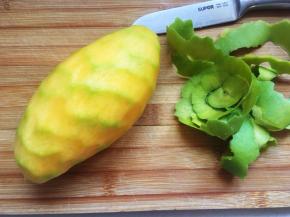 芒果洗净，去皮。