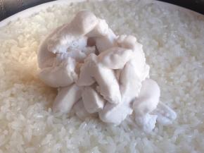 糯米饭蒸好后，趁热加入椰浆。