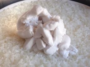 糯米饭蒸好后，趁热加入椰浆。