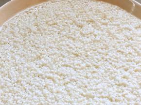 糯米浸泡后，留下刚刚露出米头的水量，水太多，饭焖出来太软没嚼劲，水太少，会太硬，失去糯米的软糯口感，经过两小时的浸泡，水量这么多刚刚好，锅上气后蒸四十分钟。