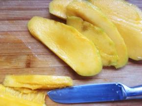 切成薄片，并改刀切成长条状备用。